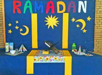 Der Tisch zeigt, womit sich viele Muslime im Ramadan tagsüber oder nachts beschäftigen
