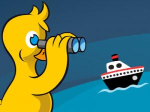 Eine gelbe Cartoon-Ente blickt durch ein Fernglas auf ein Schiff