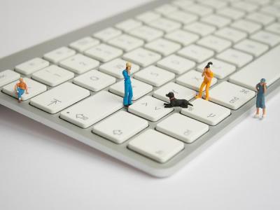 Kleine Figuren auf einer Tastatur