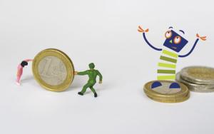 Zwei kleine Figuren rollen einen großen Euro zum Maskottchen