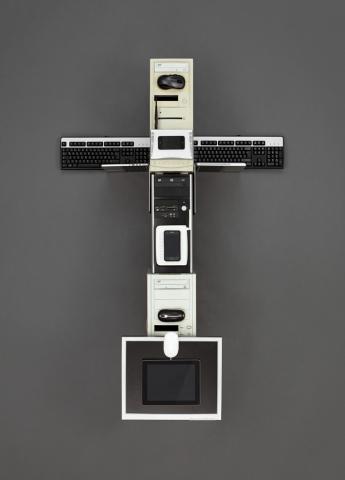 Ein Kreuz geformt aus Computer und Hardware