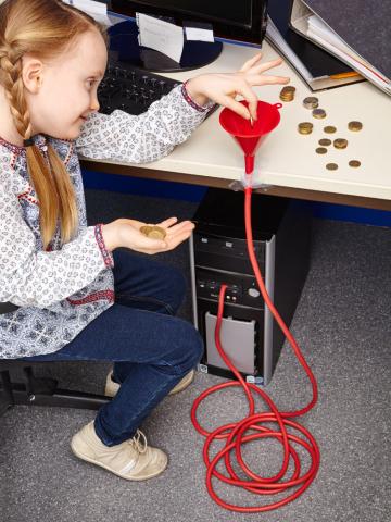 Ein Mädchen steckt Münzen in einen Kabeltrichter