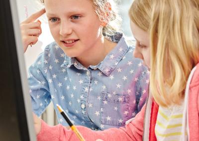 Warum erscheinen meine Beiträge nicht? Zwei Mädchen tippen am Laptop