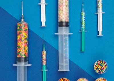 Spritzen mit bunten Süßigkeiten und Liebesperlen gefüllt