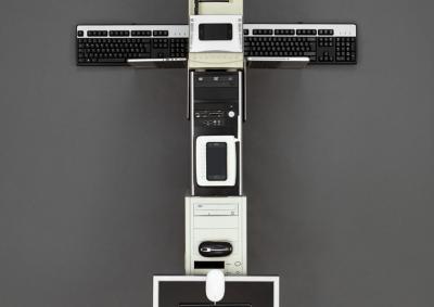 Ein Kreuz geformt aus Computer und Hardware